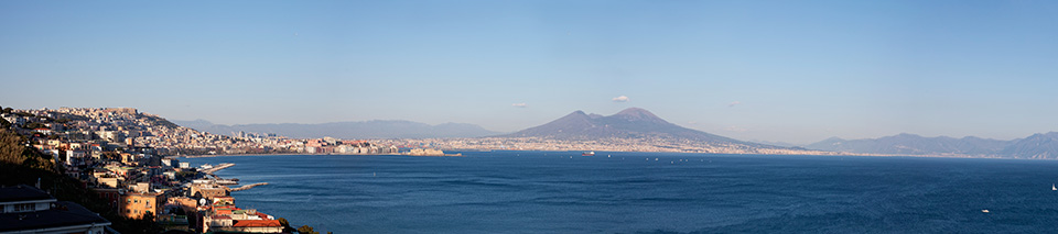panoramica della città di Napoli con il monte Vesuvio