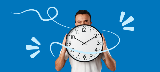 Uomo che regge un grande orologio fra le mani