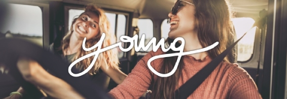 Due ragazze sorridenti sedute all'interno di un'auto
