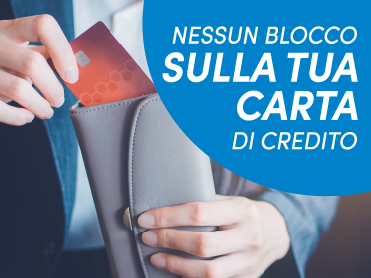 Uomo che estrae una carta di credito dal suo portafoglio