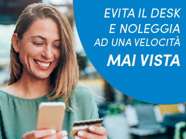 Donna che sorride mentre legge lo schermo del suo smartphone