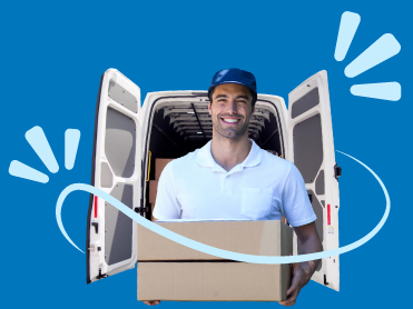 uomo sorridente che tiene una scatola fra le mani