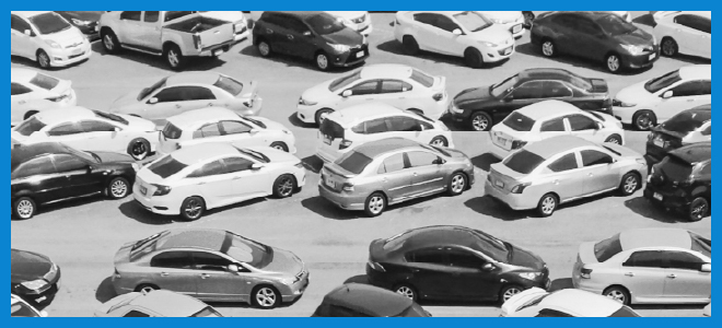 macchine parcheggiate in modo disordinato viste dall'alto